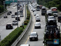 Sejumlah kendaraan yang didominasi kendaraan pribadi melintasi Jalan Tol Cijago (CinereJagorawi), Depok, Jawa Barat, pada Kamis (15/1/2026). (CNBC Indonesia/Tri Susilo)