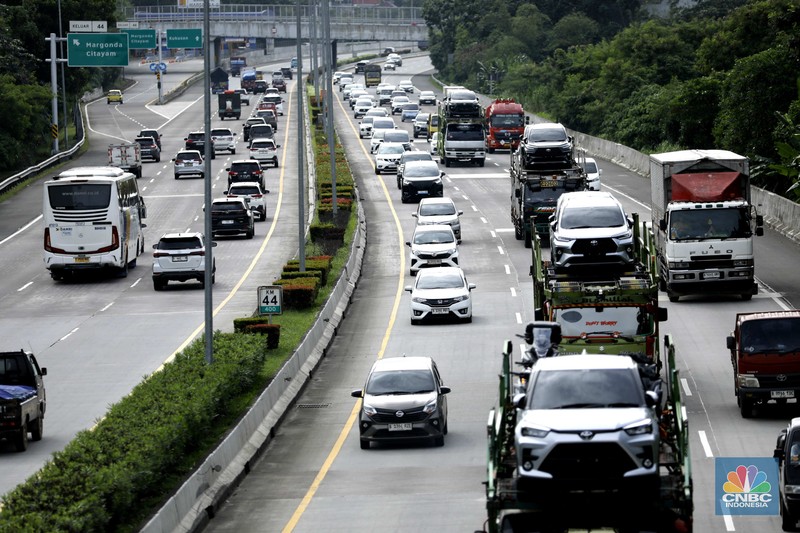 Sejumlah kendaraan yang didominasi kendaraan pribadi melintasi Jalan Tol Cijago (Cinere&ndash;Jagorawi), Depok, Jawa Barat, pada Kamis (15/1/2026). (CNBC Indonesia/Tri Susilo)