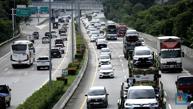 Sejumlah kendaraan yang didominasi kendaraan pribadi melintasi Jalan Tol Cijago (Cinere&ndash;Jagorawi), Depok, Jawa Barat, pada Kamis (15/1/2026). (CNBC Indonesia/Tri Susilo)