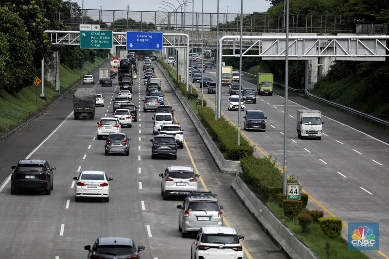 Sejumlah kendaraan yang didominasi kendaraan pribadi melintasi Jalan Tol Cijago (Cinere&ndash;Jagorawi), Depok, Jawa Barat, pada Kamis (15/1/2026). (CNBC Indonesia/Tri Susilo)