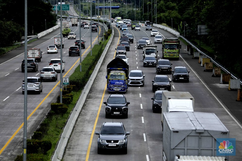 Sejumlah kendaraan yang didominasi kendaraan pribadi melintasi Jalan Tol Cijago (Cinere&ndash;Jagorawi), Depok, Jawa Barat, pada Kamis (15/1/2026). (CNBC Indonesia/Tri Susilo)