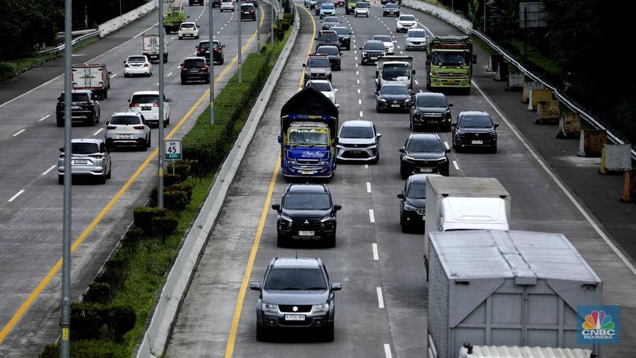 Sejumlah kendaraan yang didominasi kendaraan pribadi melintasi Jalan Tol Cijago (Cinere&ndash;Jagorawi), Depok, Jawa Barat, pada Kamis (15/1/2026). (CNBC Indonesia/Tri Susilo)