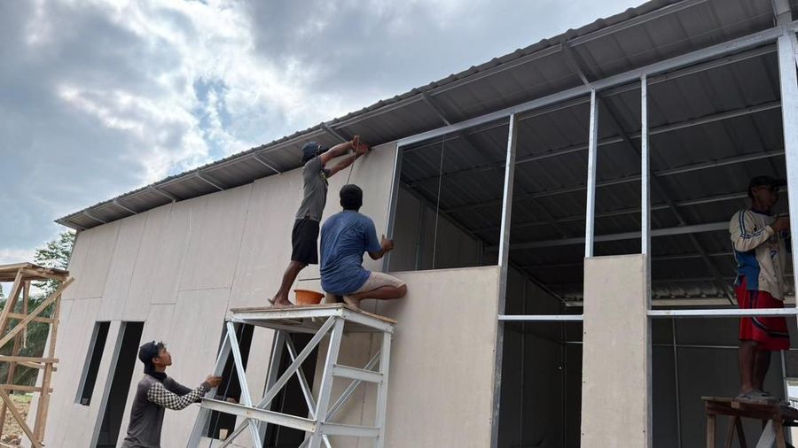 Pembangunan hunian sementara (huntara) di Desa Simarpinggan, Kecamatan Angkola Selatan, Kabupaten Tapanuli Selatan, Provinsi Sumatra Utara. (Dok. BNPB)