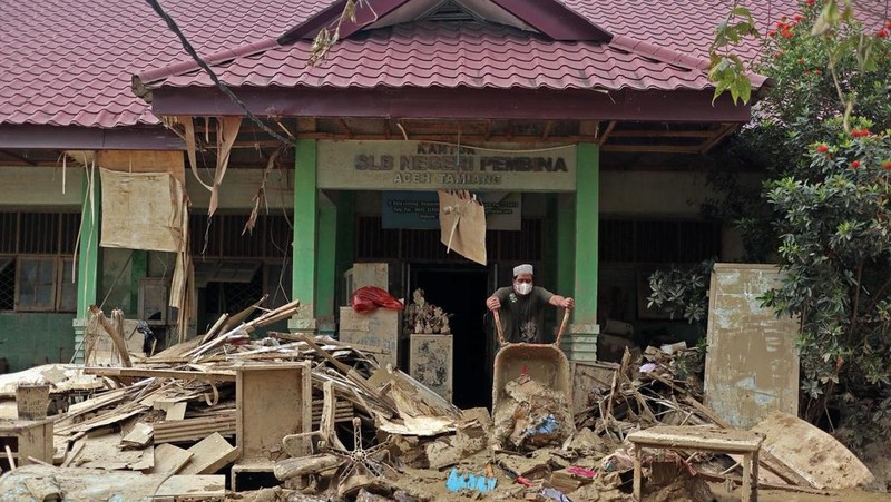 Pembangunan hunian sementara (huntara) di Desa Simarpinggan, Kecamatan Angkola Selatan, Kabupaten Tapanuli Selatan, Provinsi Sumatra Utara. (Dok. BNPB)