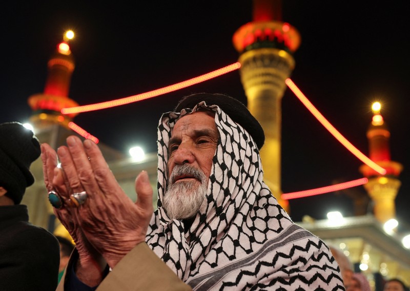Peziarah Syiah berdoa di kuil Imam Moussa al-Kadhim untuk memperingati kematiannya di distrik Kadhimiya, Bagdad, Irak, 14 Januari 2026. (REUTERS/Ahmed Saad)