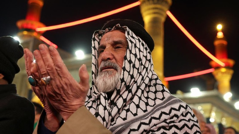 Peziarah Syiah berdoa di kuil Imam Moussa al-Kadhim untuk memperingati kematiannya di distrik Kadhimiya, Bagdad, Irak, 14 Januari 2026. (REUTERS/Ahmed Saad)