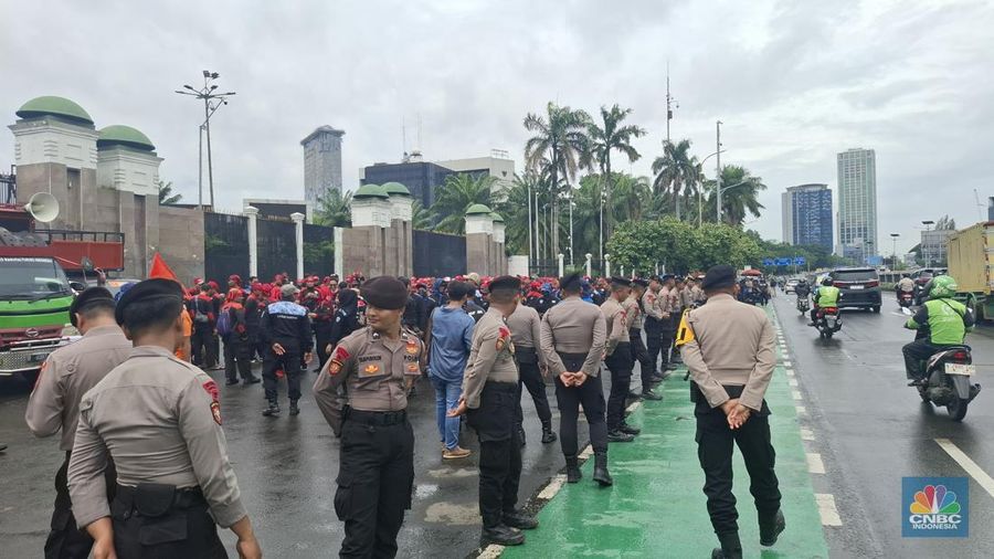 Suasana jelang demo buruh di depean gedung DPR/MPR RI, Jakarta, Kamis (15/1/2026). (CNBC Indonesia/Chandra Dwi Pranata)