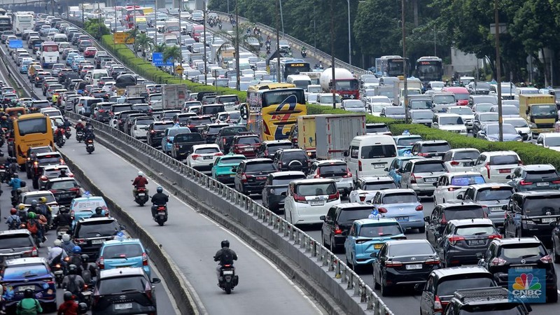 Sejumlah kendaraan yang didominasi kendaraan pribadi melintasi Jalan Tol Cijago (Cinere&ndash;Jagorawi), Depok, Jawa Barat, pada Kamis (15/1/2026). (CNBC Indonesia/Tri Susilo)