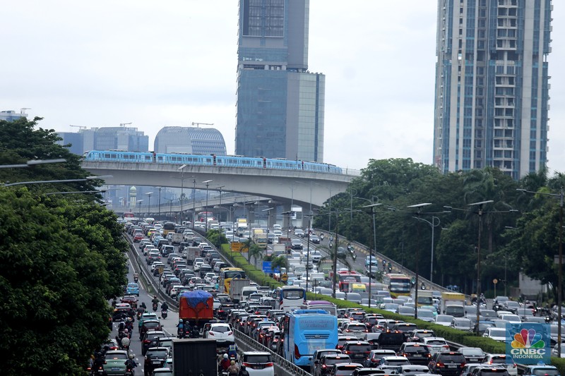 Sejumlah kendaraan yang didominasi kendaraan pribadi melintasi Jalan Tol Cijago (Cinere&ndash;Jagorawi), Depok, Jawa Barat, pada Kamis (15/1/2026). (CNBC Indonesia/Tri Susilo)