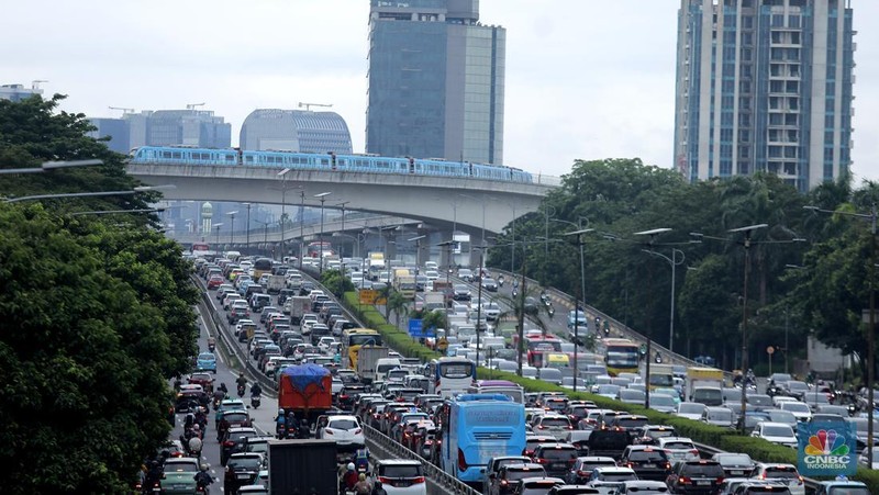 Sejumlah kendaraan yang didominasi kendaraan pribadi melintasi Jalan Tol Cijago (Cinere&ndash;Jagorawi), Depok, Jawa Barat, pada Kamis (15/1/2026). (CNBC Indonesia/Tri Susilo)