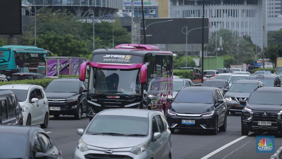Suasana kepadatan mobil roda empat di Kawasan Tol Gatot Subroto yang mengarah ke Cawang, Jakarta, Kamis (15/1/2025). (CNBC Indonesia/Muhammad Sabki)