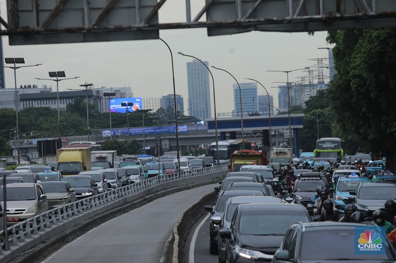 Sejumlah kendaraan yang didominasi kendaraan pribadi melintasi Jalan Tol Cijago (Cinere&ndash;Jagorawi), Depok, Jawa Barat, pada Kamis (15/1/2026). (CNBC Indonesia/Tri Susilo)