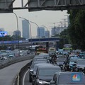 Suasana kepadatan mobil roda empat di Kawasan Tol Gatot Subroto yang mengarah ke Cawang, Jakarta, Kamis (15/1/2025). (CNBC Indonesia/Muhammad Sabki)