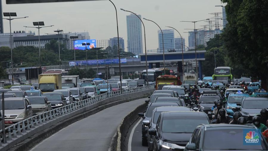 Sejumlah kendaraan yang didominasi kendaraan pribadi melintasi Jalan Tol Cijago (Cinere&ndash;Jagorawi), Depok, Jawa Barat, pada Kamis (15/1/2026). (CNBC Indonesia/Tri Susilo)