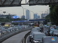 Suasana kepadatan mobil roda empat di Kawasan Tol Gatot Subroto yang mengarah ke Cawang, Jakarta, Kamis (15/1/2025). (CNBC Indonesia/Muhammad Sabki)