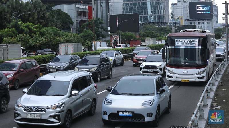 Sejumlah kendaraan yang didominasi kendaraan pribadi melintasi Jalan Tol Cijago (Cinere&ndash;Jagorawi), Depok, Jawa Barat, pada Kamis (15/1/2026). (CNBC Indonesia/Tri Susilo)
