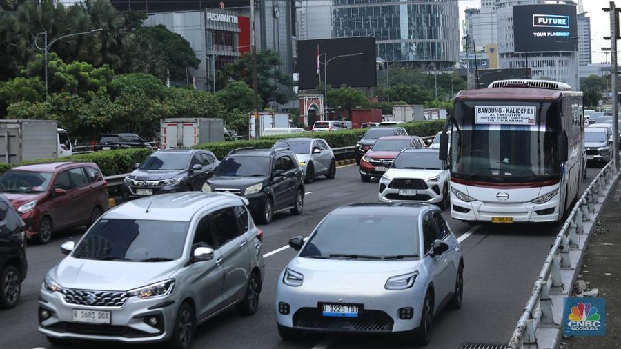 Sejumlah kendaraan yang didominasi kendaraan pribadi melintasi Jalan Tol Cijago (Cinere&ndash;Jagorawi), Depok, Jawa Barat, pada Kamis (15/1/2026). (CNBC Indonesia/Tri Susilo)