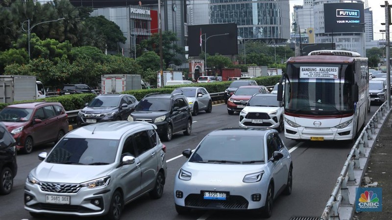 Sejumlah kendaraan yang didominasi kendaraan pribadi melintasi Jalan Tol Cijago (Cinere&ndash;Jagorawi), Depok, Jawa Barat, pada Kamis (15/1/2026). (CNBC Indonesia/Tri Susilo)