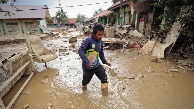 Pembangunan hunian sementara (huntara) di Desa Simarpinggan, Kecamatan Angkola Selatan, Kabupaten Tapanuli Selatan, Provinsi Sumatra Utara. (Dok. BNPB)