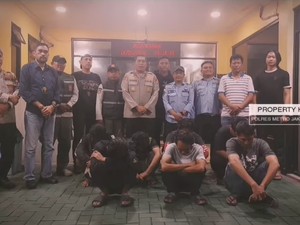 Cara Pak Ogah Loloskan Kendaraan Meski Exit Tol Rawa Buaya Ditutup Rantai
