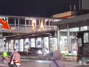 Ulah Mobil Masuk Busway Berujung Jalan Mundur karena Lawan Arah