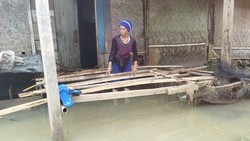 Video Pilu Korban Banjir Pandeglang: Rumah Rusak, Uang Jualan Hanyut
