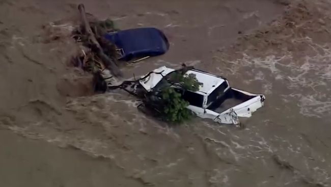 Potret Banjir Bandang Hantam Tetangga RI, Mobil Hanyut-Jalan Putus