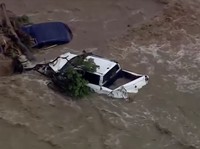 Potret Banjir Bandang Hantam Tetangga RI, Mobil Hanyut-Jalan Putus