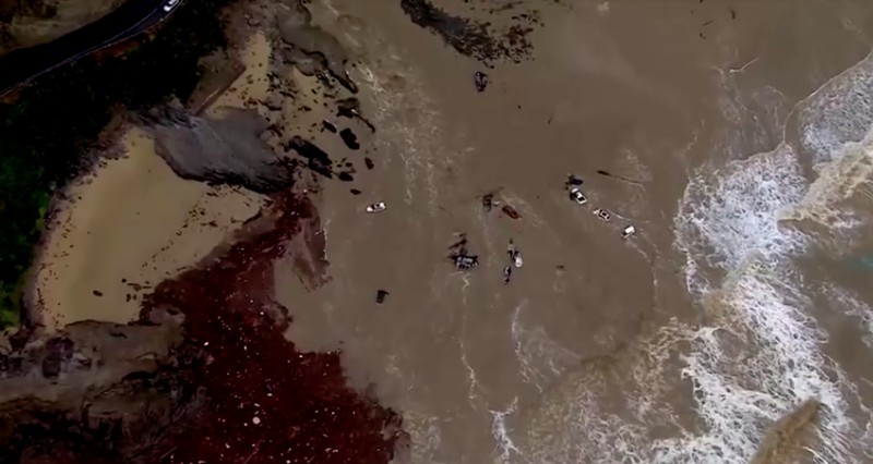 Foto udara menunjukkan mobil-mobil tersapu ke laut saat Victoria, Australia, dilanda banjir. (REUTERS)