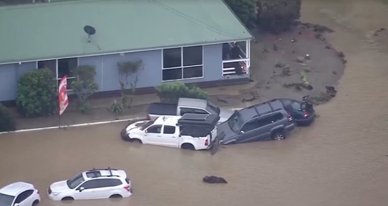 Foto udara menunjukkan mobil-mobil tersapu ke laut saat Victoria, Australia, dilanda banjir. (REUTERS)