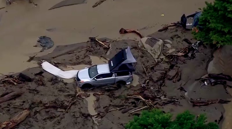 Foto udara menunjukkan mobil-mobil tersapu ke laut saat Victoria, Australia, dilanda banjir. (REUTERS)