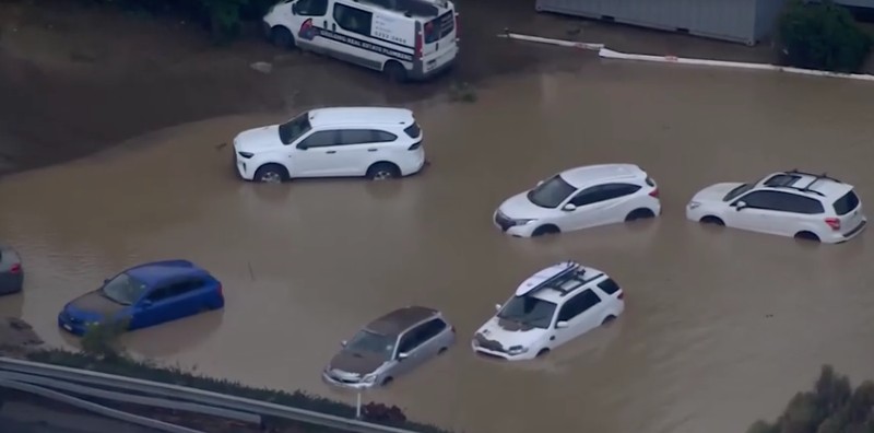 Foto udara menunjukkan mobil-mobil tersapu ke laut saat Victoria, Australia, dilanda banjir. (REUTERS)