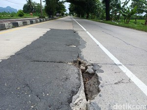 Jalan Trans Sulawesi di Pangkep Penuh Lubang gegara Fondasi Tidak Stabil