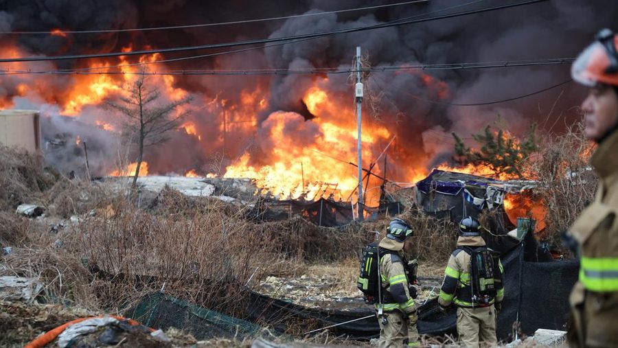 Kebakaran di desa Guryong, di Seoul, Korea Selatan, Jumat (16/1/2026). (REUTERS/Kim Hong-ji)