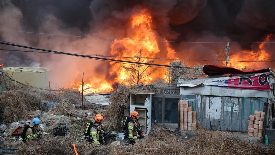 Kebakaran di desa Guryong, di Seoul, Korea Selatan, Jumat (16/1/2026). (REUTERS/Kim Hong-ji)