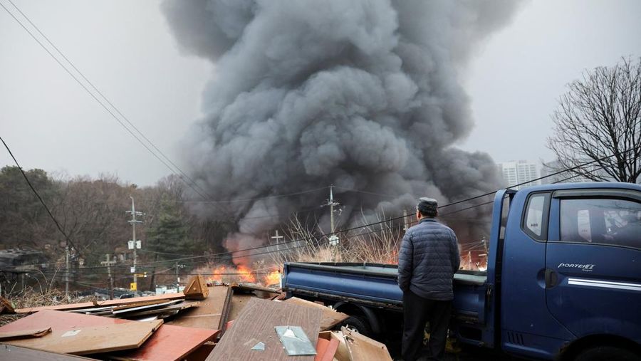 Kebakaran di desa Guryong, di Seoul, Korea Selatan, Jumat (16/1/2026). (REUTERS/Kim Hong-ji)