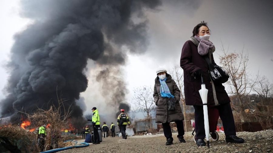 Kebakaran di desa Guryong, di Seoul, Korea Selatan, Jumat (16/1/2026). (REUTERS/Kim Hong-ji)