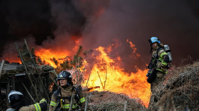 Kebakaran di desa Guryong, di Seoul, Korea Selatan, Jumat (16/1/2026). (REUTERS/Kim Hong-ji)