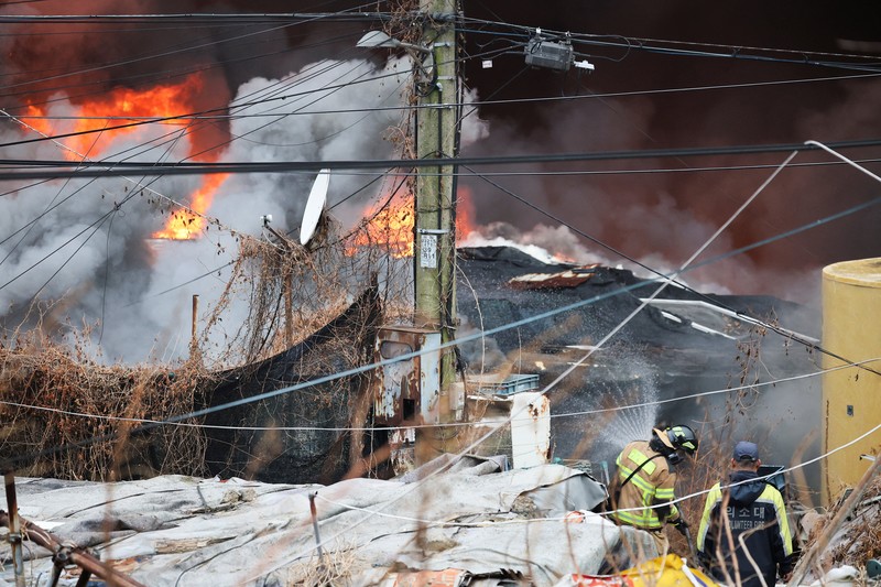 Kebakaran di desa Guryong, di Seoul, Korea Selatan, Jumat (16/1/2026). (REUTERS/Kim Hong-ji)