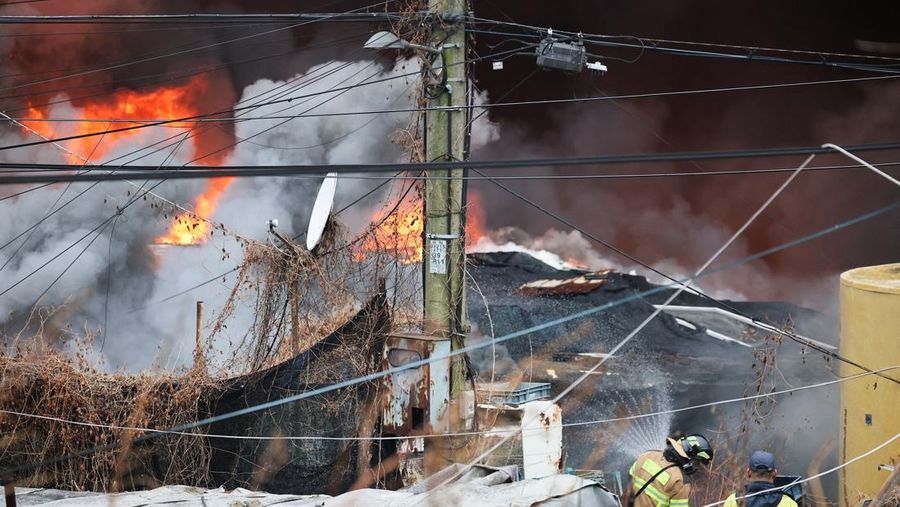 Kebakaran di desa Guryong, di Seoul, Korea Selatan, Jumat (16/1/2026). (REUTERS/Kim Hong-ji)