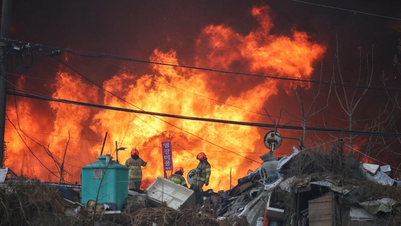Kebakaran di desa Guryong, di Seoul, Korea Selatan, Jumat (16/1/2026). (REUTERS/Kim Hong-ji)
