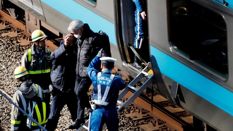 Penumpang dievakuasi dari kereta yang terhenti di jalur Keihin-Tohoku menuju stasiun Tamachi di Tokyo, Jepang, Jumat (16/1/2026). (REUTERS/Kim Kyung-Hoon)