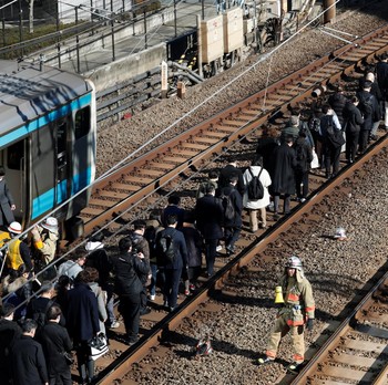 Jalur Kereta Tersibuk di Dunia Lumpuh, Penumpang Menyemut Jalan di Rel