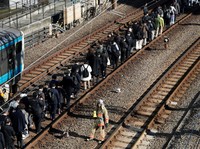 Jalur Kereta Tersibuk di Dunia Lumpuh, Penumpang Menyemut Jalan di Rel