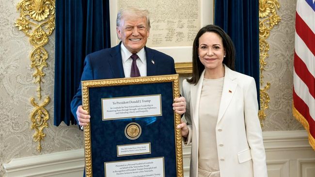 Trump Senyum Lebar Terima Nobel Perdamaian dari Oposisi Venezuela