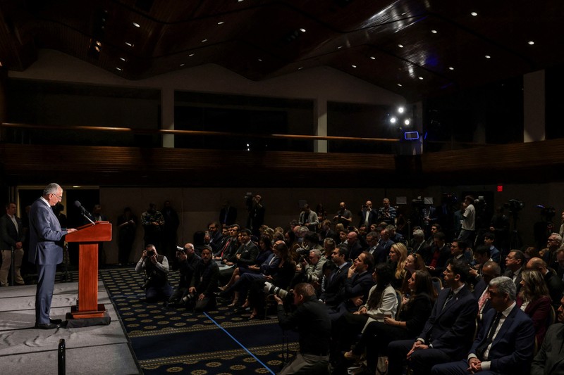 Reza Pahlavi, putra Shah terakhir Iran yang diasingkan dan tokoh terkemuka dalam oposisi yang terpecah-pecah, berbicara selama konferensi pers di Washington, D.C., AS, Jumat (16/1/2026). (REUTERS/Jonathan Ernst)