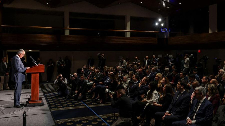 Reza Pahlavi, putra Shah terakhir Iran yang diasingkan dan tokoh terkemuka dalam oposisi yang terpecah-pecah, berbicara selama konferensi pers di Washington, D.C., AS, Jumat (16/1/2026). (REUTERS/Jonathan Ernst)