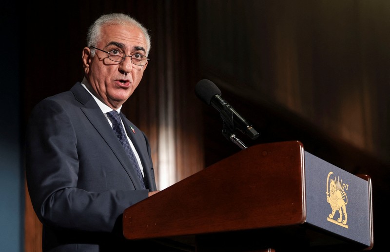 Reza Pahlavi, putra Shah terakhir Iran yang diasingkan dan tokoh terkemuka dalam oposisi yang terpecah-pecah, berbicara selama konferensi pers di Washington, D.C., AS, Jumat (16/1/2026). (REUTERS/Jonathan Ernst)