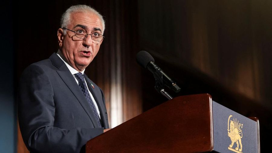 Reza Pahlavi, putra Shah terakhir Iran yang diasingkan dan tokoh terkemuka dalam oposisi yang terpecah-pecah, berbicara selama konferensi pers di Washington, D.C., AS, Jumat (16/1/2026). (REUTERS/Jonathan Ernst)