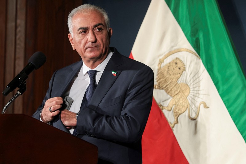 Reza Pahlavi, putra Shah terakhir Iran yang diasingkan dan tokoh terkemuka dalam oposisi yang terpecah-pecah, berbicara selama konferensi pers di Washington, D.C., AS, Jumat (16/1/2026). (REUTERS/Jonathan Ernst)
